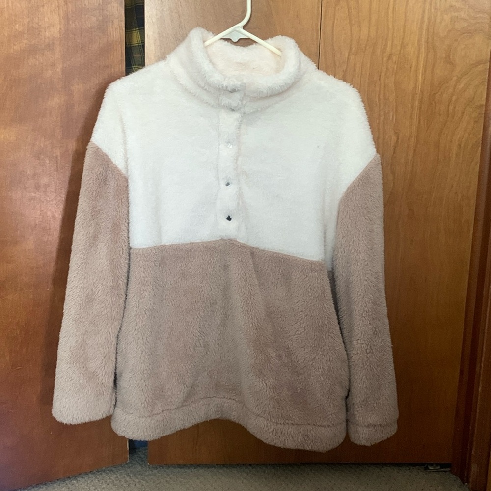 Fluffy sweater with buttons